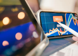 Trader che opera su più mercati mentre esamina opzioni su Bitcoin, Ethereum e forex