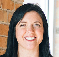 Sophie Hartwell, responsabile del servizio clienti in un team di assistenza, ritratto